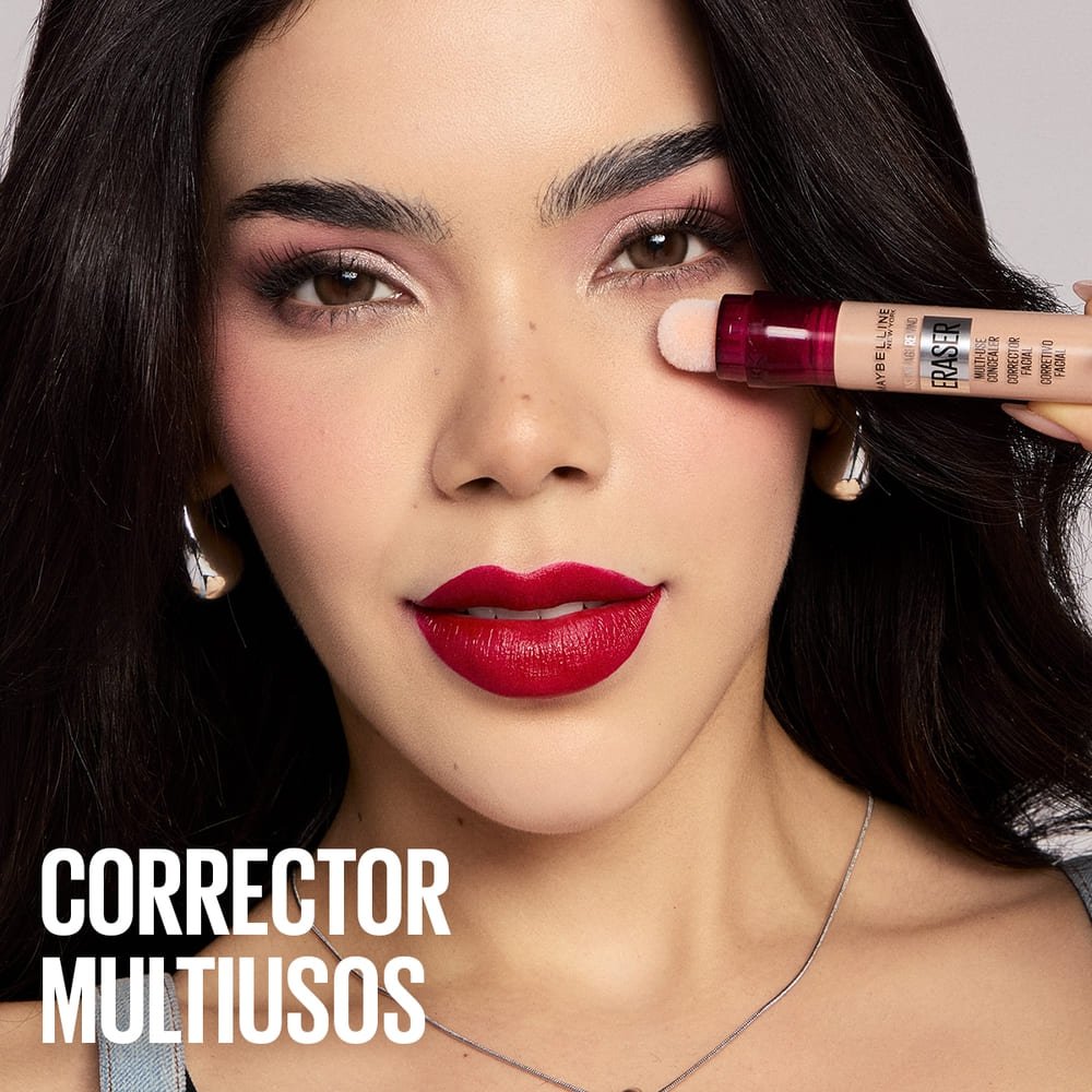 Modelo usando el corrector de maquillaje Instant Anti Age Rewind